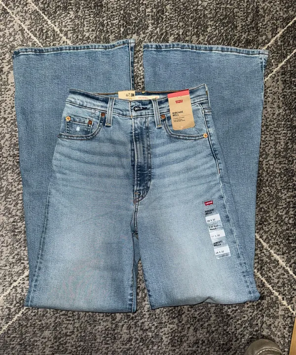 Levi's Women's Ribcage Bell Bottom Jeans sz.26 - Image 3