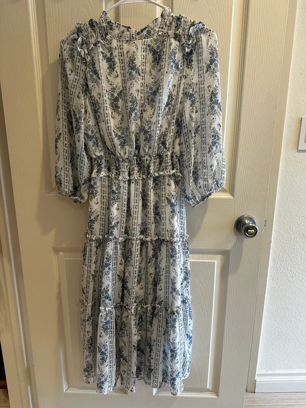 Moon River Women’s White And Blue Tiered Flowy Midi Dress Size Small - Image 4