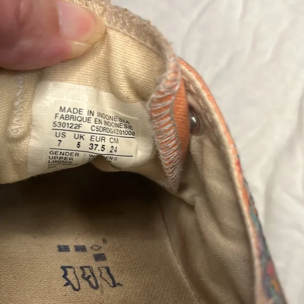 All Stars Custom Hand drawn peach sneakers size 7 - Image 4