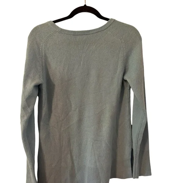 Halogen Light‎ Blue Cashmere Crewneck Light Blue Sweater Side Slits Size Small - Image 2