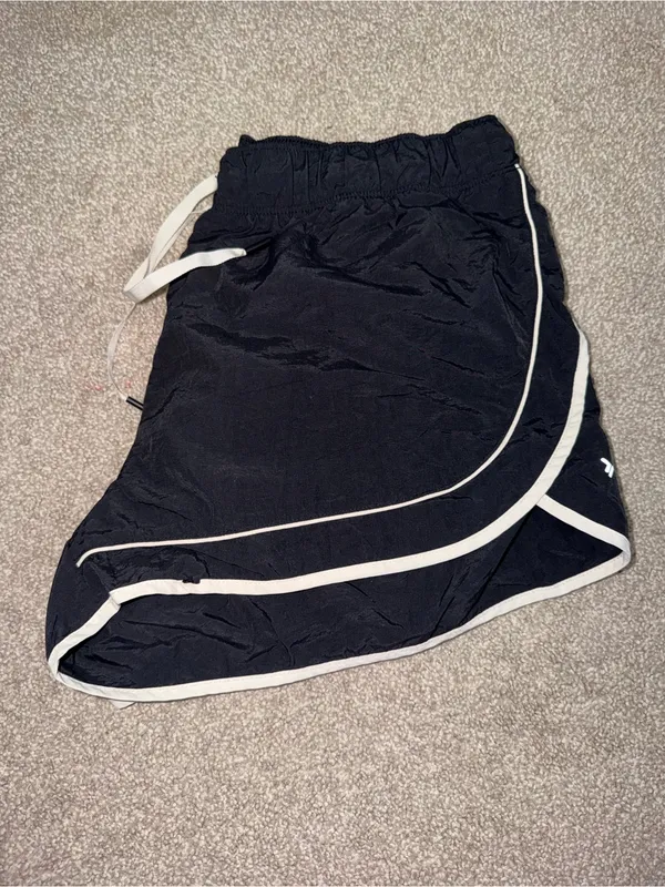 Old Navy Black Athletic Shorts with White Trim - Image 2
