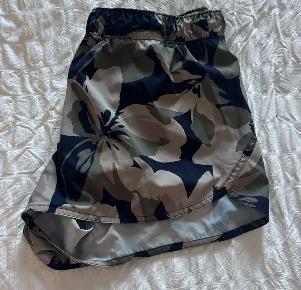 Old Navy Activewear Shorts - Image 3