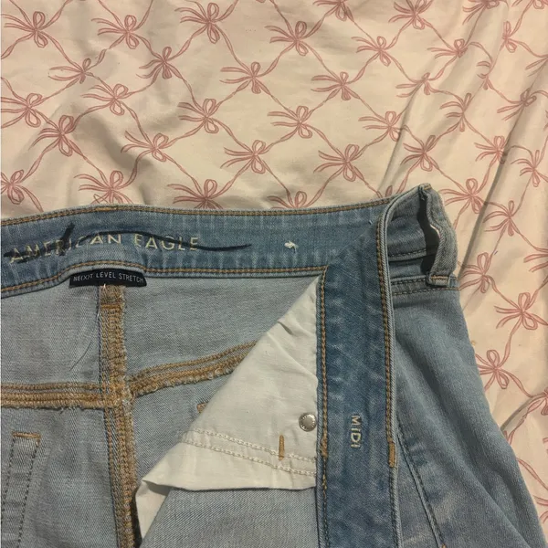 American Eagle Outfitters Midi Light Blue Jean Shorts Size 16 - Image 5
