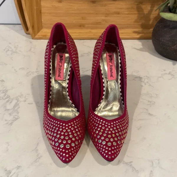 Betsey Johnson Faalyn Fuschia Studded Pointed Toe heels rocker size 6.5 quirky - Image 6