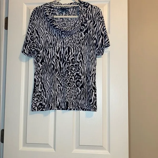 Cable & Gauge Top Zebra Print w/swoop neck Like New Size M - Image 5