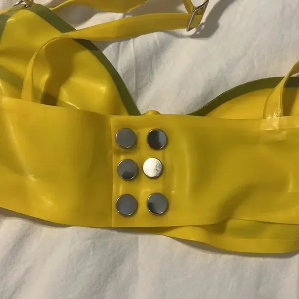 Yellow & Black latex bra and garter bottoms L - Image 4