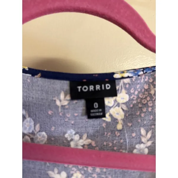 Torrid Womens Floral Print V-Neck Top Size 0 Blue/Multicolor Short Sleeve - Image 4