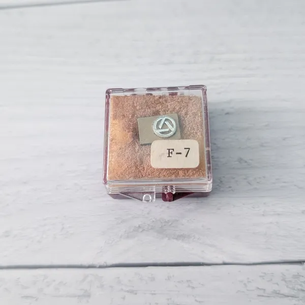 Vintage Balfour Pin Triangle Emblem in Box - Heavy Tarnish/Condition Issues - Image 2