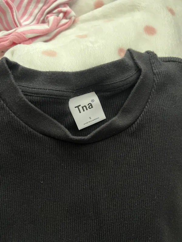 Aritzia TNA cropped basic top - Image 3