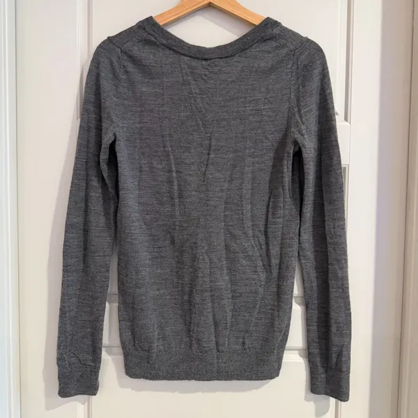 GAP‎ Charcoal V-Neck 100% Wool Sweater Size Medium - Image 2