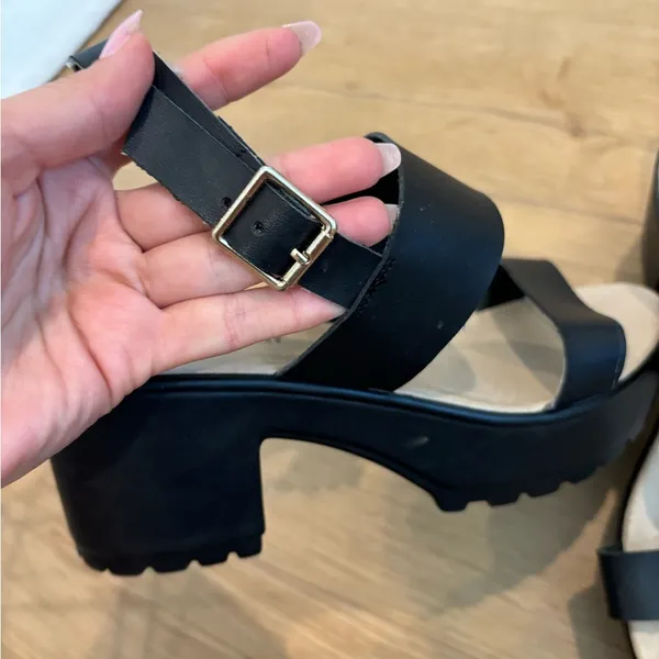 Black platform sandals Size 7.5 - Image 3