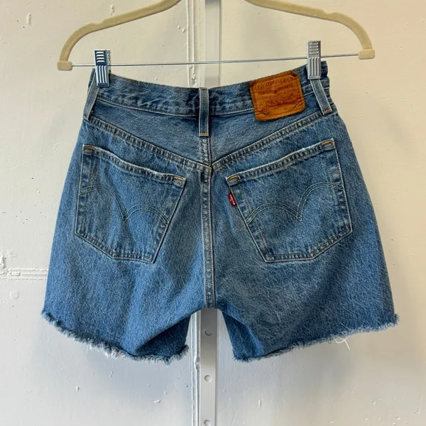 Levis Premium 501 Original Denim Shorts Medium Wash Distressed Raw Hem W24 1758 - Image 2