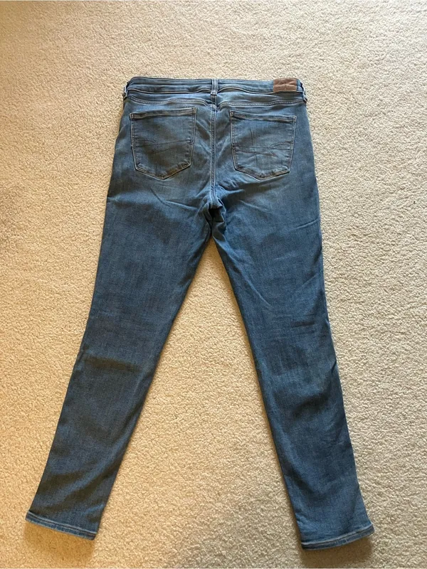 American Eagle Outfitters Skinny Jeans in Faded Blue Wash SZ 12 SHORT - Image 2