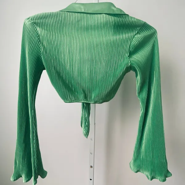 Green Pleated sz S Tie Front Crop Top Long Sleeve Bell Sleeve Shirt‎ Y2K - Image 4