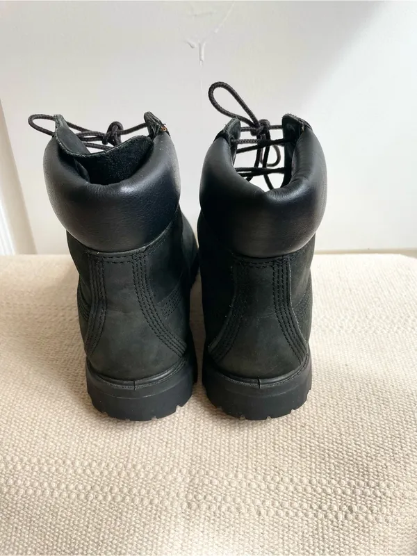 Timberland Boots Women Size 6.5 Black Leather Lug Sole Combat - Image 3