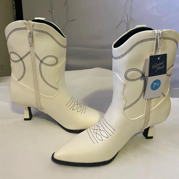 Stylish White Western Boots Size 7.5 - Image 2
