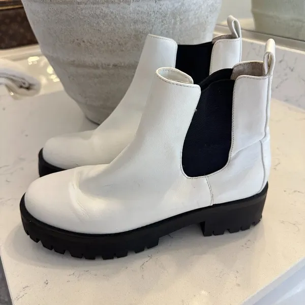 BP. Kora Lug Chelsea Boot in White Size US 8.5 - Image 5