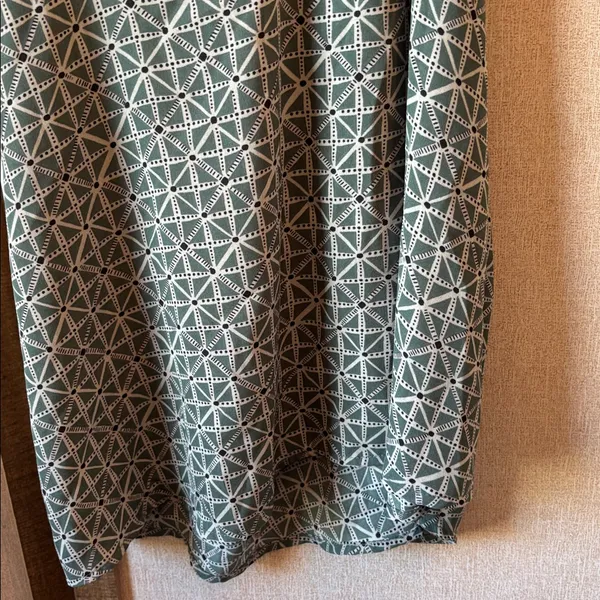 FINAL MARKDOWN Wet seal Geometric Patterned Green Women's Top medium - Image 2