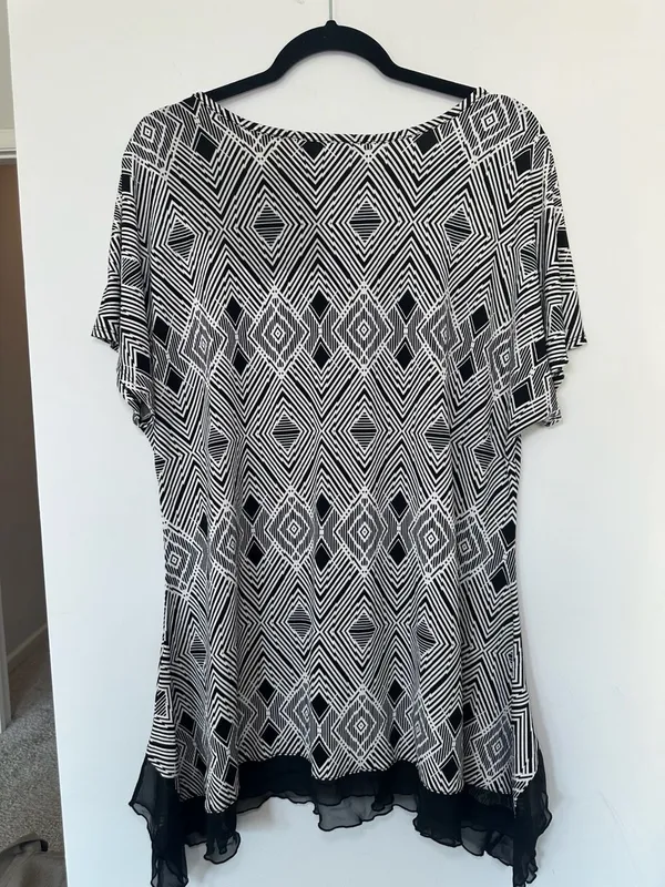 Cato Women's Black and White Geometric Print Tunic Top with Sheer Hem Size XL - Image 3