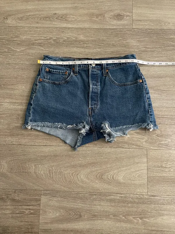 Levi’s 501 high-rise distressed hem denim shorts - 30 - Image 6