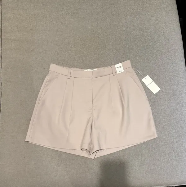 Abercrombie Curve Love Mid Rise Tailored Short - Image 3