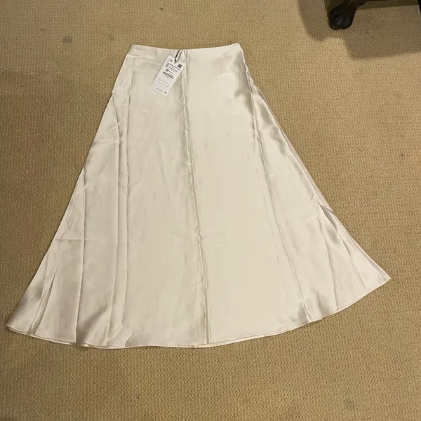 ZARA A-line Satin Off White Midi Skirt. Size S - Image 3