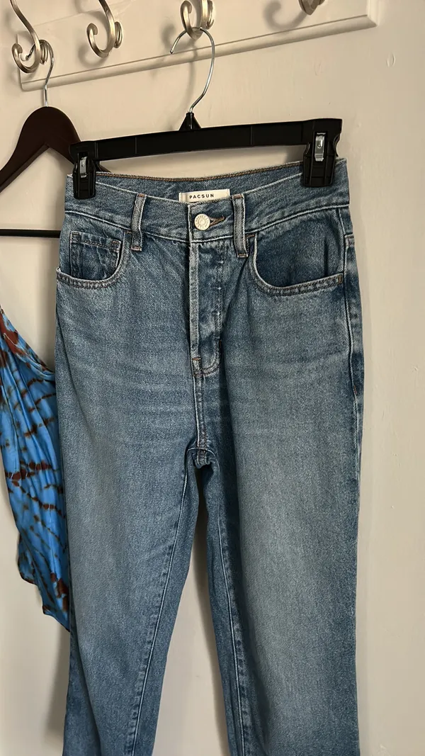 Women’s 90s Boyfriend Style Medium Wash Denim Raw Hem Jeans - Image 2