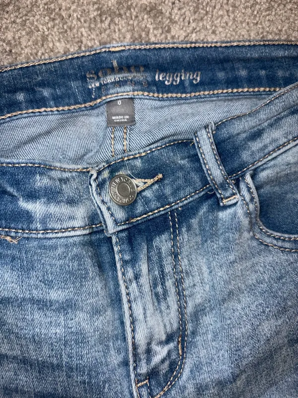 High waisted light wash ripped jeans - Image 3
