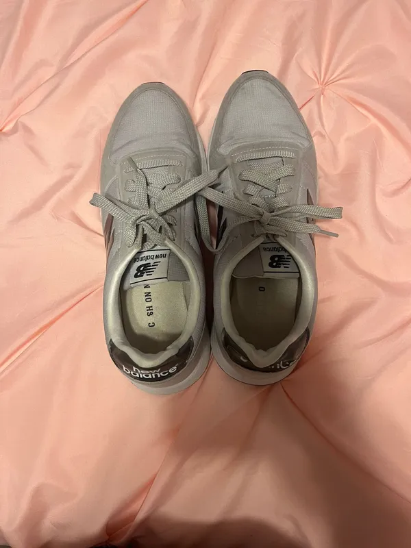 New Balance Woman’s Gray 520s - Image 3