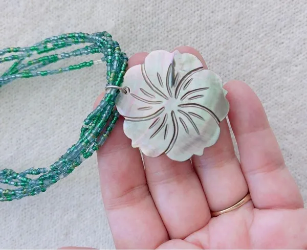 Vintage green glass beads with shell pendant necklace - Image 5