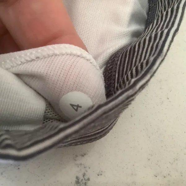 Lululemon grey and white stripped wide straps yoga sport bra size 4 ta ta tamer - Image 3