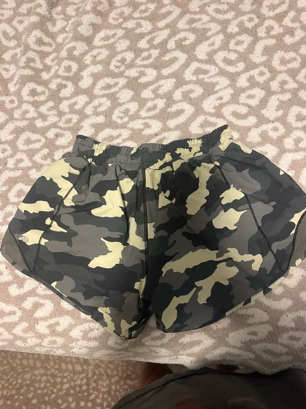Lululemon Shorts Hotty Hot 2.5" - Image 2