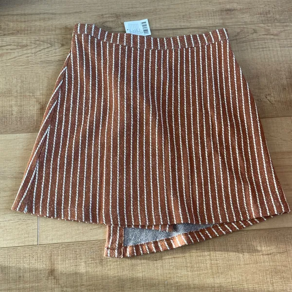 NWT Urban Outfitters Size M Brown and White Pinstriped asymmetrical mini skirt - Image 6