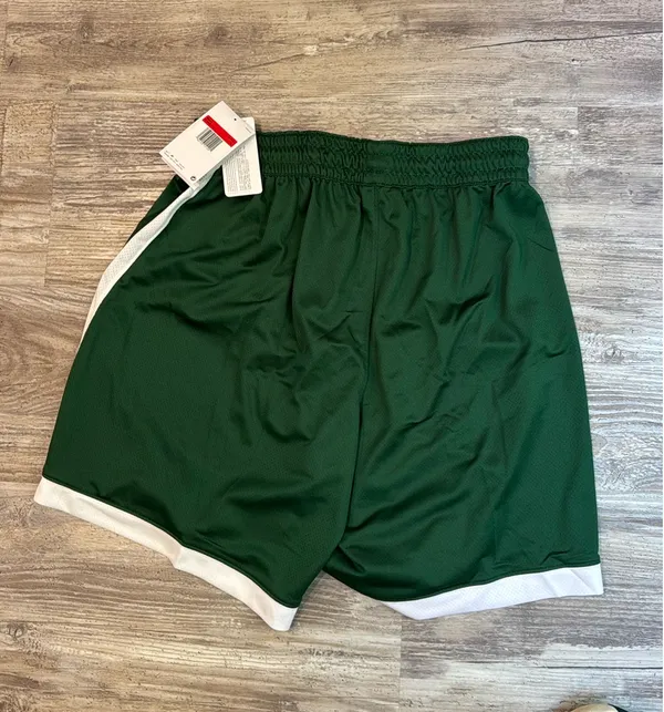 Men’s green Nike basketball shorts - Image 3
