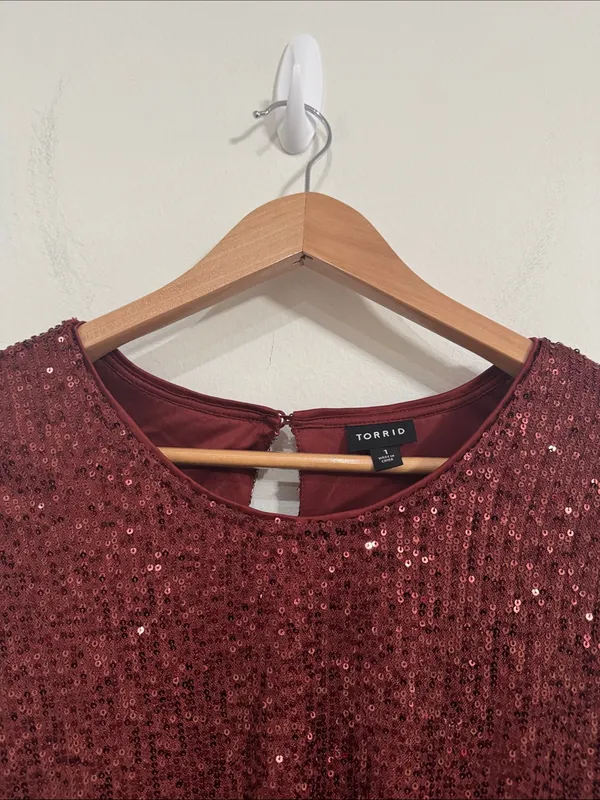Torrid Burgundy Sequin Short Sleeve Going out Top Ruched Sleeves Keyhole Back 1X - Image 4