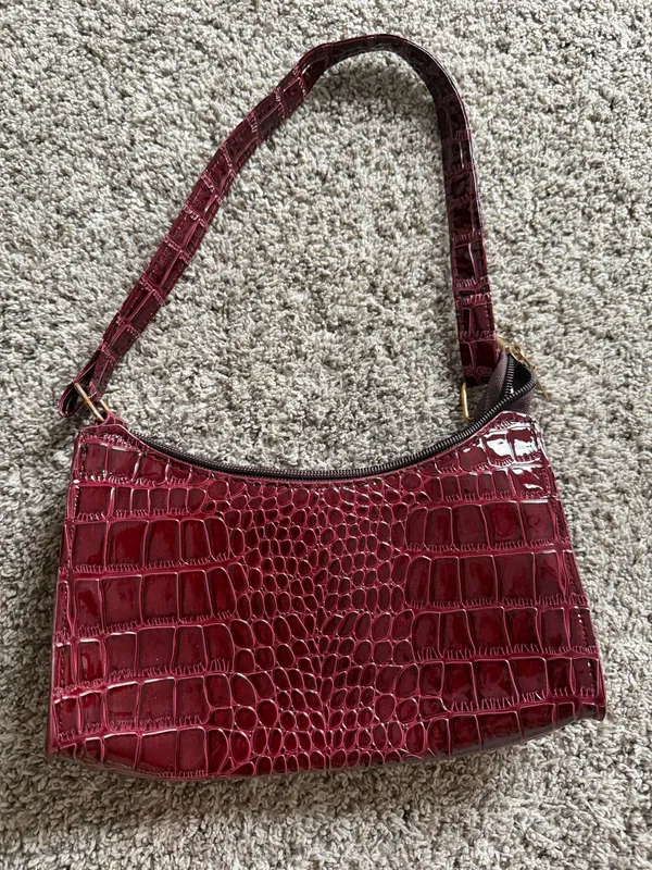 Amazon Red Alligator Print Handbag with Zipper New - Image 2