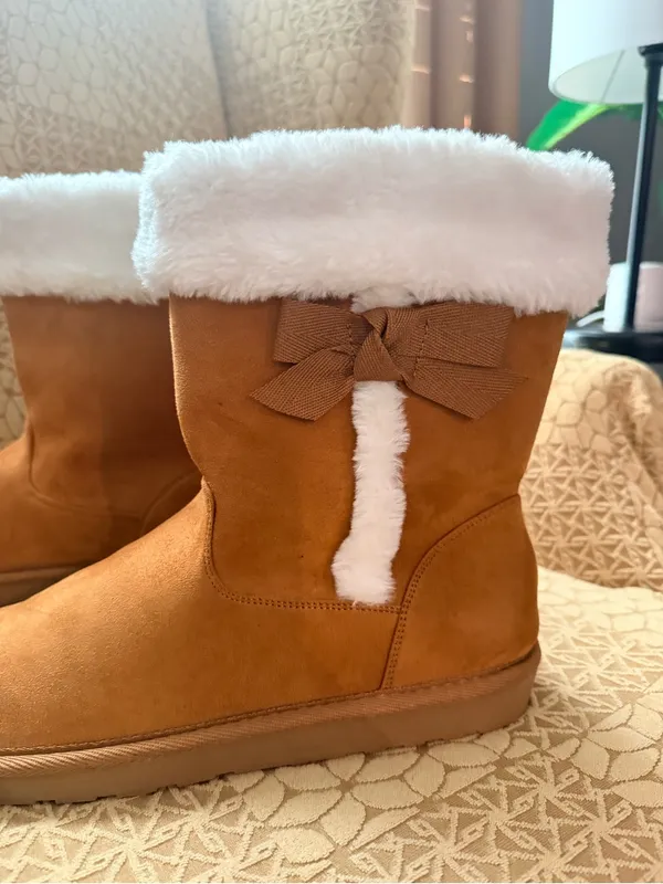 Women’s Tan Faux-Suede Winter Boots with White Faux-Fur Cuff and Side Bows - Image 3