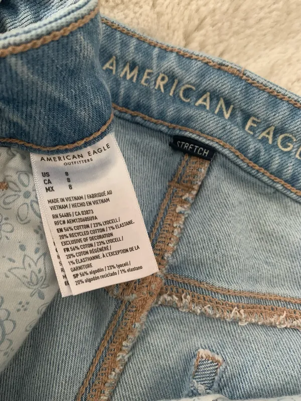 American Eagle Ripped Jean Shorts Sz 8 - Image 4