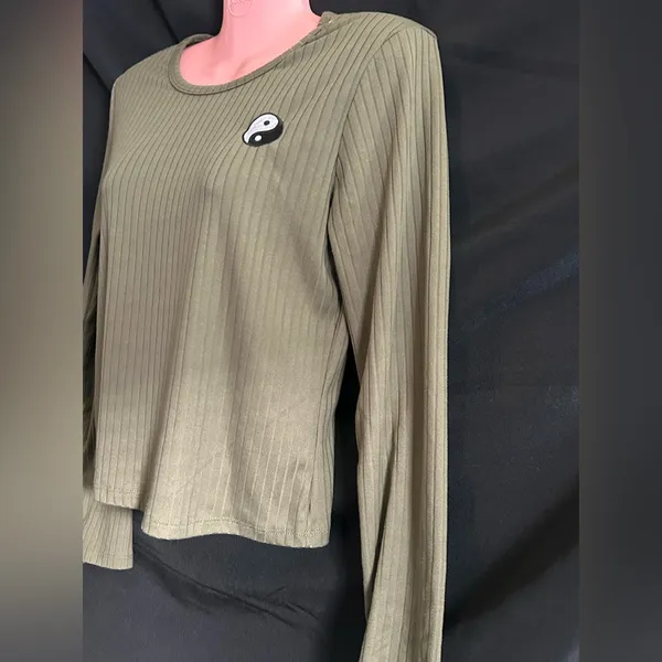Love Streak Women’s Olive Green Yin Yang Long Sleeve Ribbed Crop Top SZ LG - Image 3
