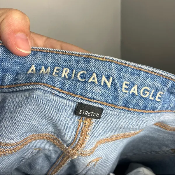 American Eagle destroyed mom jeans light wash‎ women’s size 4 long trendy casual - Image 7