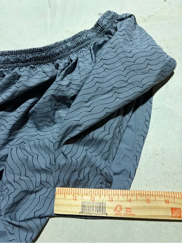 Nike Women's Grey Wavy pattern Running Shorts small - Image 7
