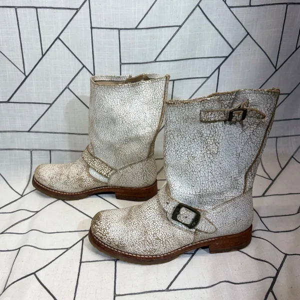 Frye Engineer Boots 8 White Gold Crackled Leather Buckle Mid Calf 76516 - Image 4