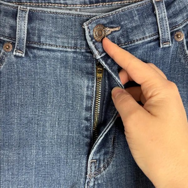 Levi's Classic Straight Medium Wash Blue Jeans size 12 - Image 9