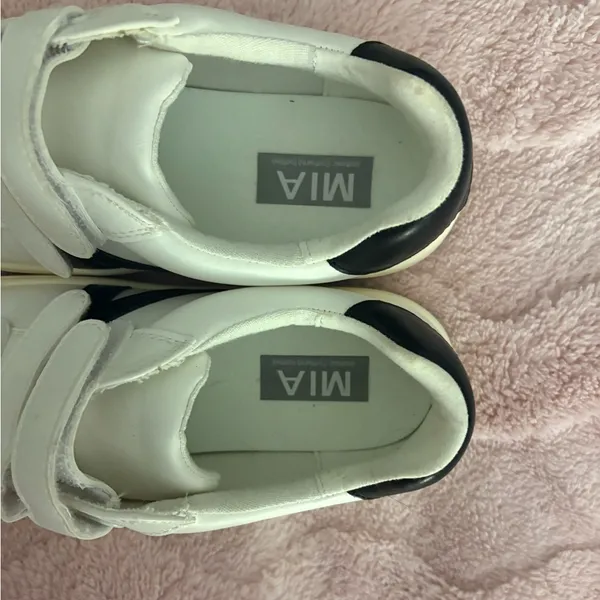 MIA izzie sneakers - Image 4