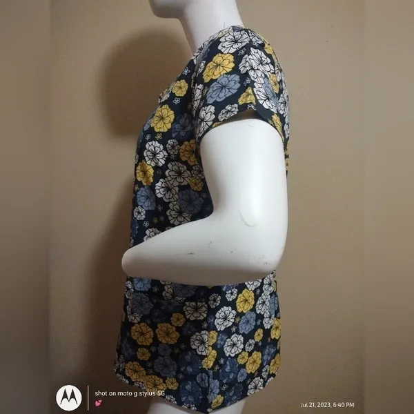 JDS Uniforms‎ Blue Floral Nurse Top - Image 4