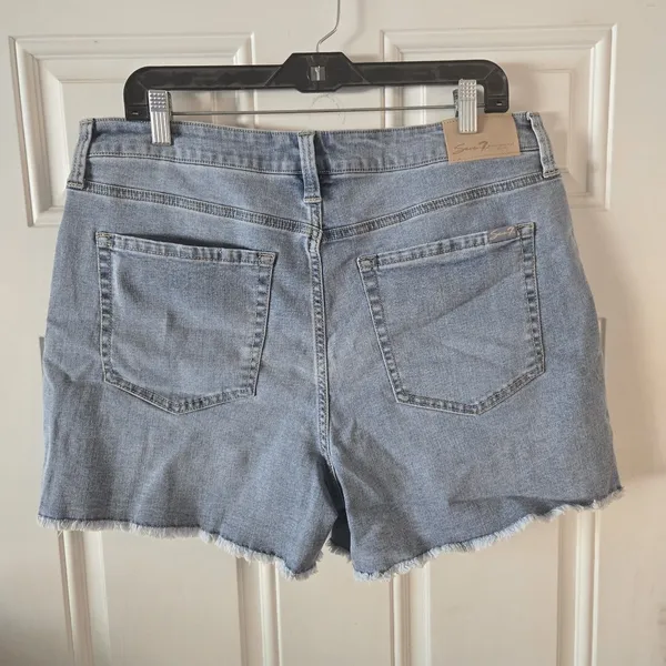 Seven7 Women’s Denim Shorts Size 14 Light Wash Distressed Raw Hem High Rise NWOT - Image 2