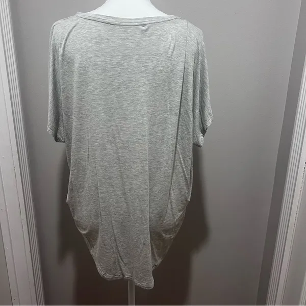 Express women's v neck short sleeved oversized gray t shirt size large - Image 3