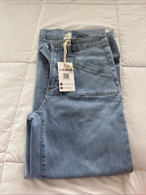 CHARLIE B Light Wash Cropped Wide-Leg Jeans - Image 4
