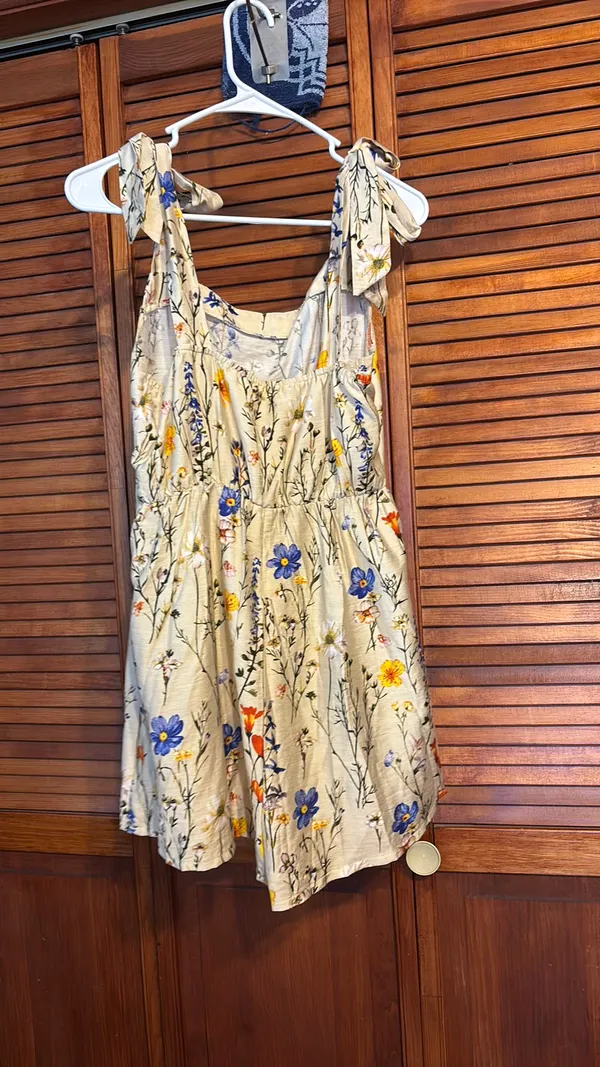 Cream and Floral Romper Multiple Size M - Image 2