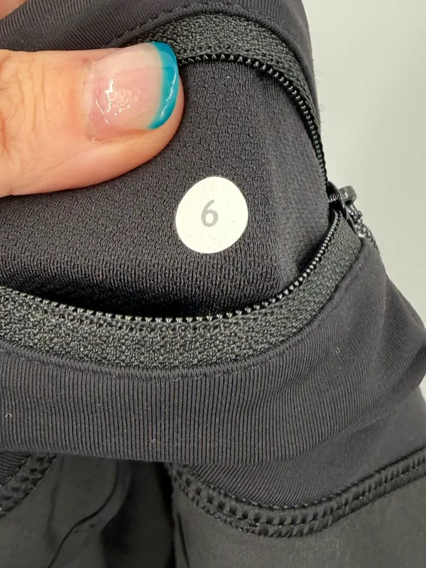 Lululemon Black Run Times Mid-Rise Shorts‎ Women Size 6 - Image 4